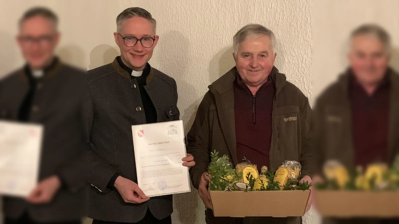 Franz Wildenauer (links) wurde von Pfarrer Adam Karolczak für sein jahrelanges Engagement in der Kirchenverwaltung geehrt. (Bild: Nicole Riedl)