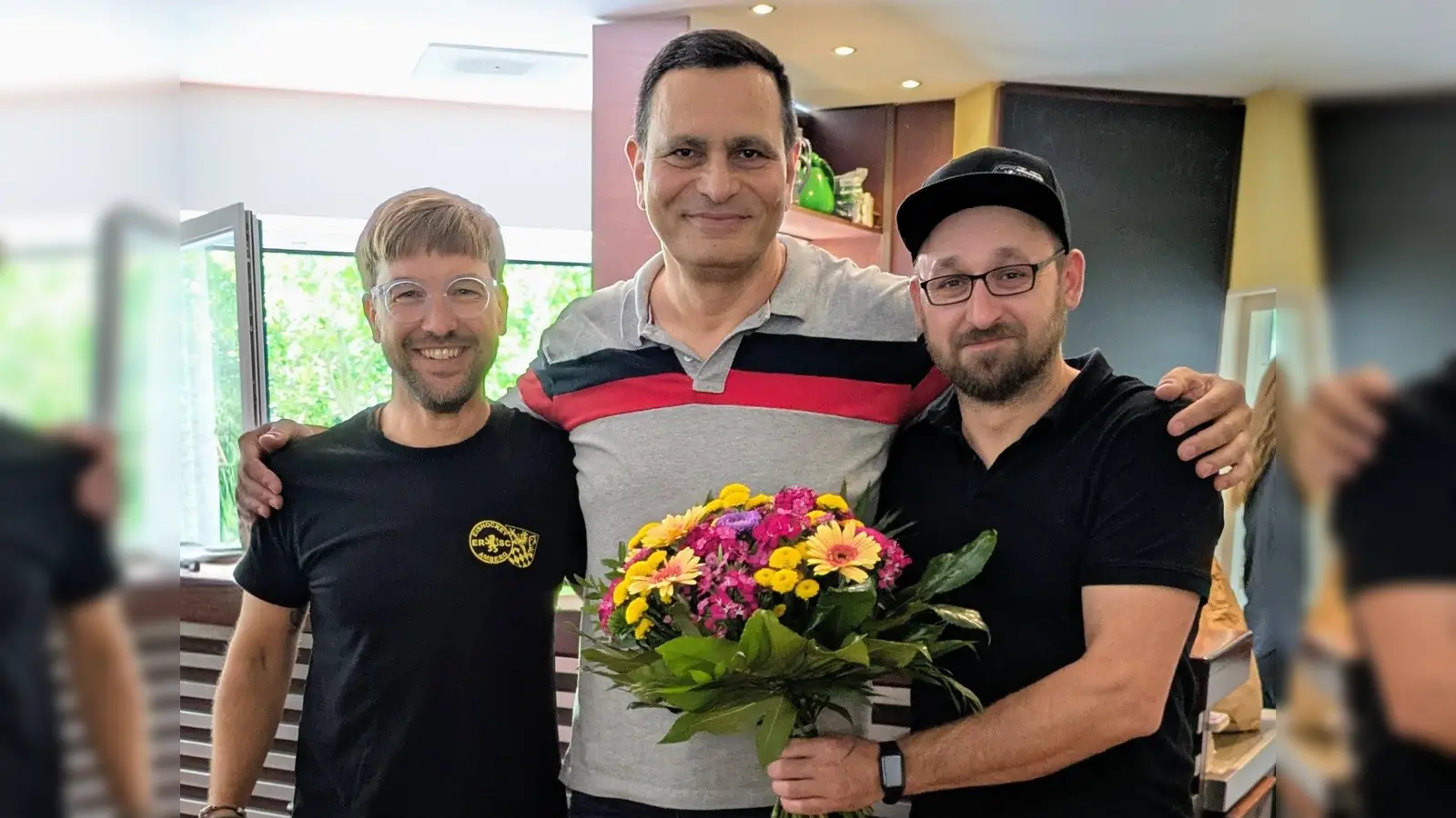 Mustafa „Musti” Sugle (mitte) mit dem neuen ERSC-Vorstand Matthias Scherr (links) und dem 2.Vorstand Sebastian Gassner (rechts).  (Bild: Tanja Leber )