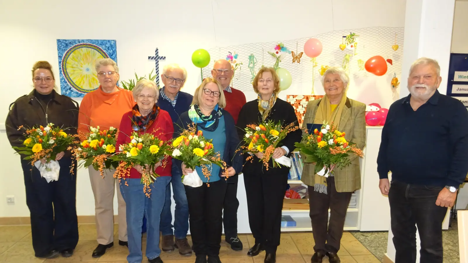 Wir sehen die Ausgezeichneten mit (rechts) Vorsitzender Karlheinz Seidel und (links) Verwaltungsmitarbeiterin Susanne Preißinger. (Bild: Alfons Prechtl )