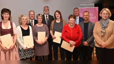 Die erfolgreichen Absolventinnen der Staatlichen Landwirtschaftsschule, Abteilung Hauswirtschaft (vorne, von links): Andrea Müller, Angela Kopczyk, Michael Staller, Barbara Pröls und Annette Meißner. Dahinter Landrat Richard Reisinger, Leitender Forstdirektor Harald Gebhardt, Harald Schwartz, Bernd Heinisch und die Schulleiterin Ursula Eckl. (Bild: gf)