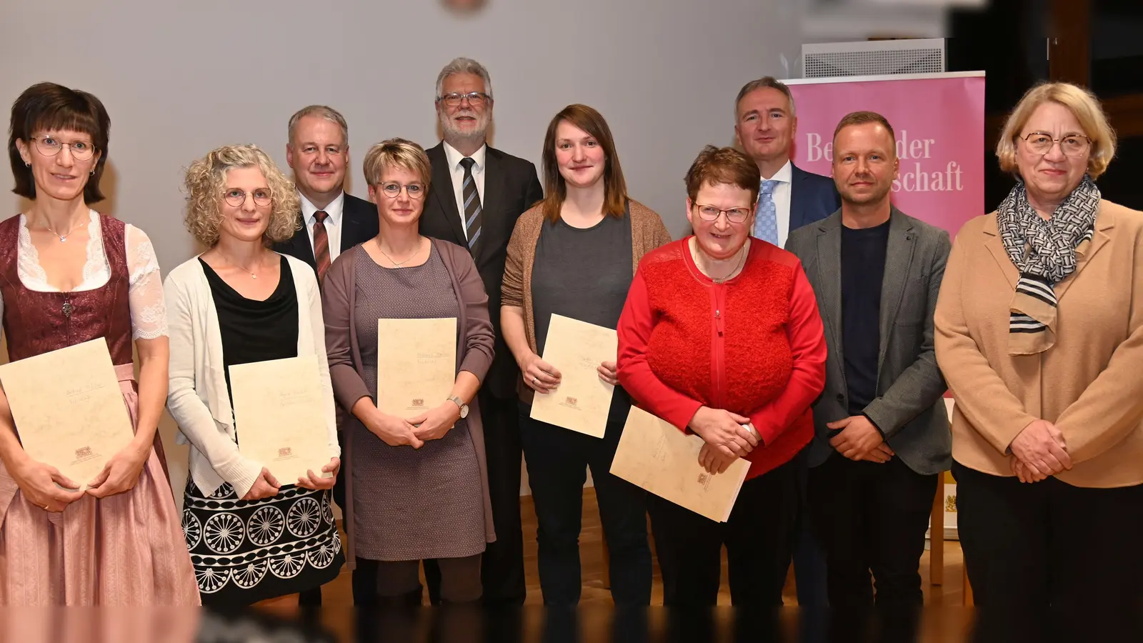Die erfolgreichen Absolventinnen der Staatlichen Landwirtschaftsschule, Abteilung Hauswirtschaft (vorne, von links): Andrea Müller, Angela Kopczyk, Michael Staller, Barbara Pröls und Annette Meißner. Dahinter Landrat Richard Reisinger, Leitender Forstdirektor Harald Gebhardt, Harald Schwartz, Bernd Heinisch und die Schulleiterin Ursula Eckl. (Bild: gf)
