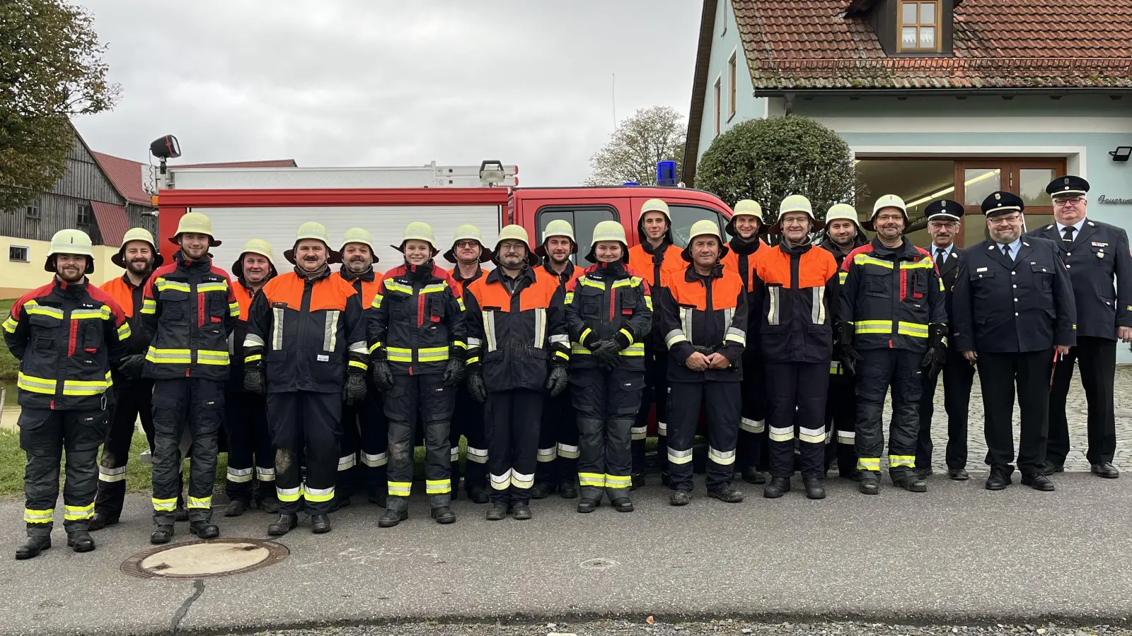 Aktive Feuerwehrleute der FFW Rosall, sowie von rechts KBM Wolfgang Bauer, KBM Harald Würner, KBM Wolfgang Fischer, 1. Kommandant Martin Mark und 2. Kommandant Bastian Mark (links) (Bild: Lea Plonner)
