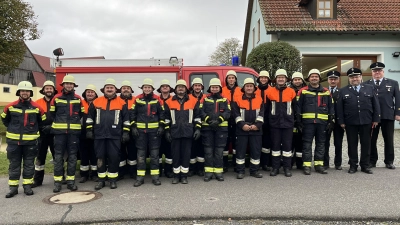 Aktive Feuerwehrleute der FFW Rosall, sowie von rechts KBM Wolfgang Bauer, KBM Harald Würner, KBM Wolfgang Fischer, 1. Kommandant Martin Mark und 2. Kommandant Bastian Mark (links) (Bild: Lea Plonner)