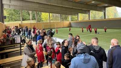 Viele Zuschauer und Interessierte fanden sich zur Eröffnung der Hammerrang-Arena ein. Dabei durfte der sportliche Teil nicht fehlen. (Bild: Oswald Zintl)