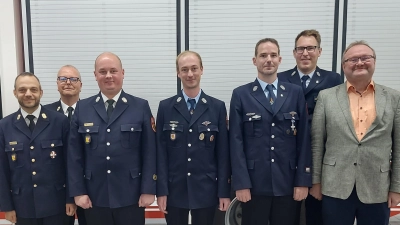 Die Feuerwehr Freihung wählt ihre Kommandanten für die kommenden sechs Jahre. (Von links): Kreisbrandinspektor Michael Iberer, Kreisbrandrat Christof Strobl, der wiedergewählte Erste Kommandant Andreas Luber, neuer Zweiter Kommandant Thomas Luber, neuer Dritter Kommandant Julian Klier, der scheidende Zweite Kommandant Johannes Amann und Bürgermeister Uwe König. (Bild: Christina Rabenstein)