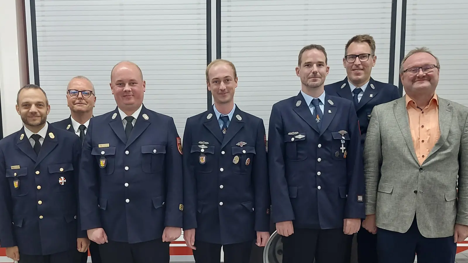 Die Feuerwehr Freihung wählt ihre Kommandanten für die kommenden sechs Jahre. (Von links): Kreisbrandinspektor Michael Iberer, Kreisbrandrat Christof Strobl, der wiedergewählte Erste Kommandant Andreas Luber, neuer Zweiter Kommandant Thomas Luber, neuer Dritter Kommandant Julian Klier, der scheidende Zweite Kommandant Johannes Amann und Bürgermeister Uwe König. (Bild: Christina Rabenstein)