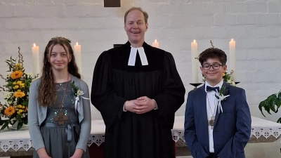 Gesegnet in der Gnadenkirche wurden durch Pfarrer Matthias Weih Lena Sertl und Lukas Davis. (Bild: Ulrich Felder)