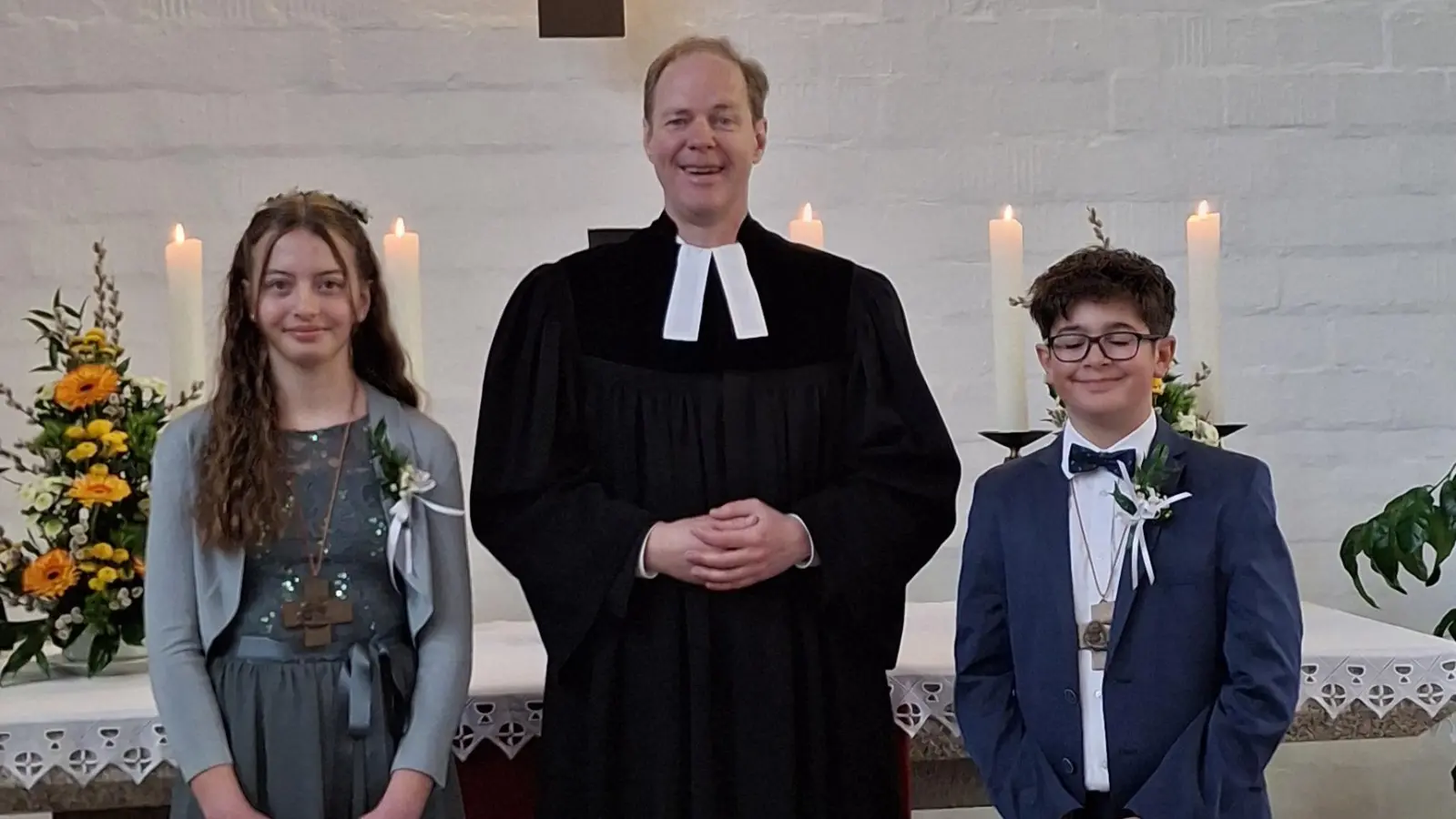 Gesegnet in der Gnadenkirche wurden durch Pfarrer Matthias Weih Lena Sertl und Lukas Davis. (Bild: Ulrich Felder)