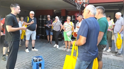Auf den Spuren der Sulzbacher Biergeschichte: Peter Preller führte die Gruppe durch die Altstadt. (Bild: Walter Heldrich )