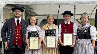 von links: Jugendleiter Toni Stollner, Franziska Kliegel, Hanna Hauenstein, Laurenz Brunner, Vortänzerin Sabine Guttenberger  (Bild: Uwe Guttenberger)