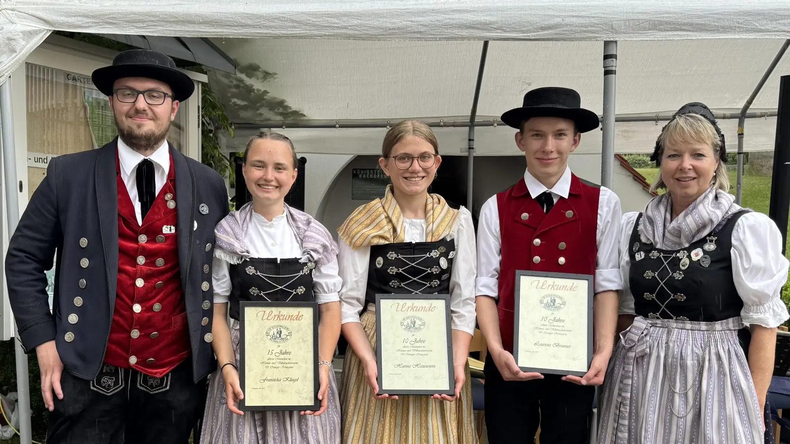 von links: Jugendleiter Toni Stollner, Franziska Kliegel, Hanna Hauenstein, Laurenz Brunner, Vortänzerin Sabine Guttenberger  (Bild: Uwe Guttenberger)
