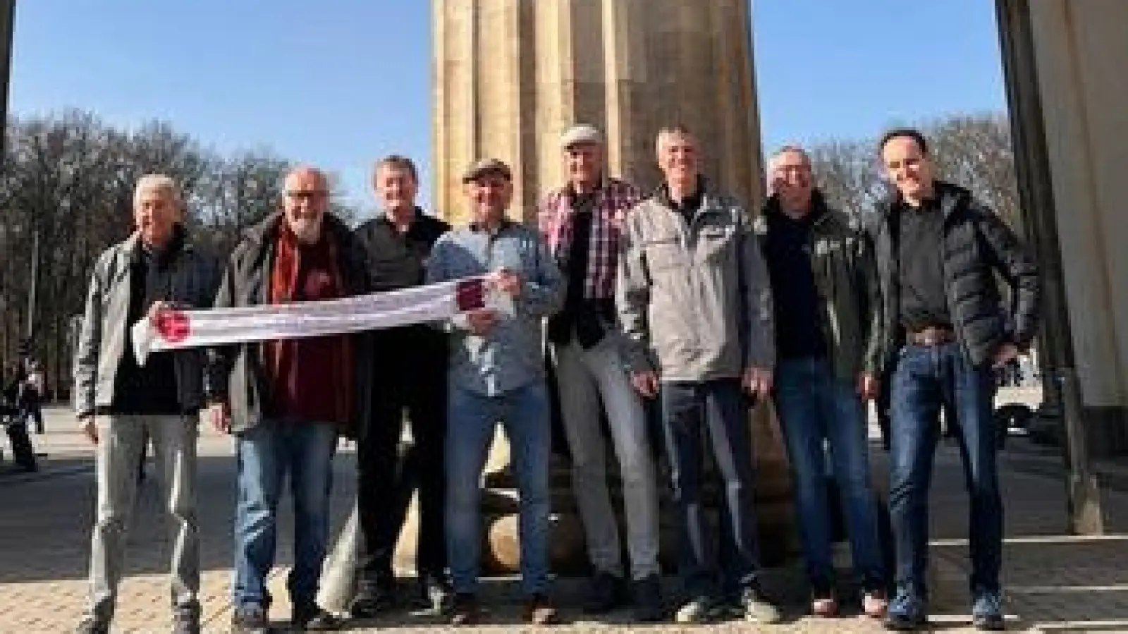 Zuerst war bei einer Stadtrundfahrt der Gang durch das Brandenburger Tor, bevor es ins Olympiastadion ging. (Bild: Rudi Gruber)