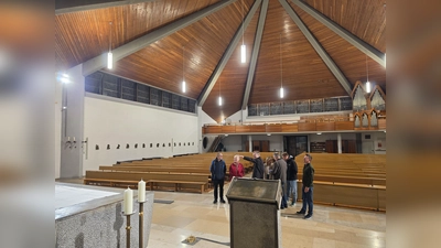 Die Kirchenverwaltung Hl. Familie begutachtet den Abschluss. Neben Stadtpfarrer Thomas Kopp begleitete Tobias Roderer als Mitglied des Gremiums maßgeblich die Durchführung der Maßnahme. (Bild: Ernst Wawra )