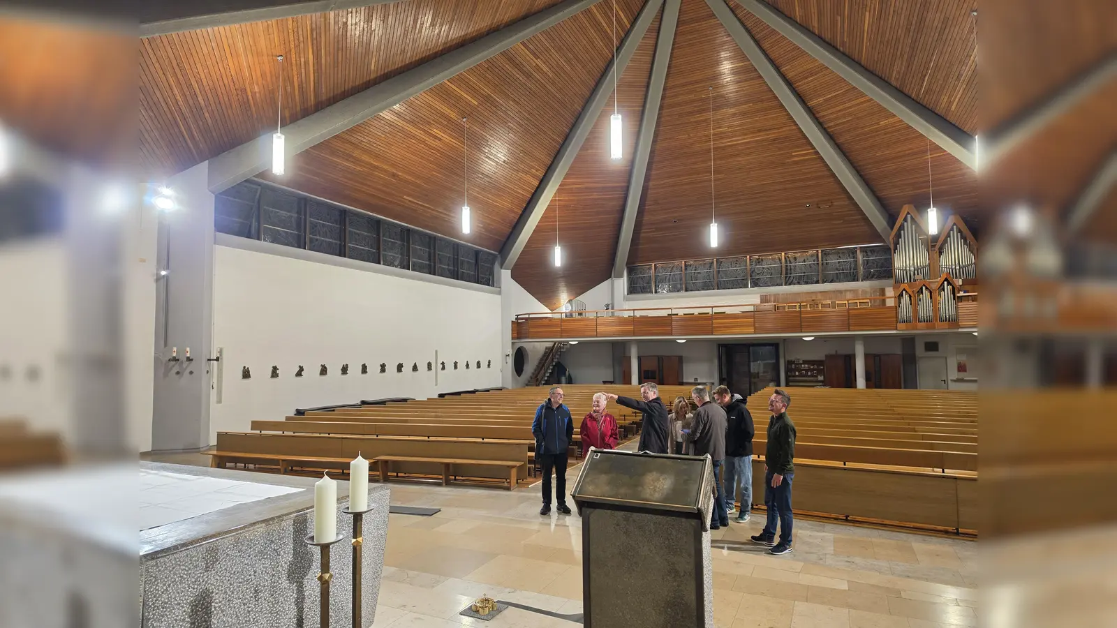 Die Kirchenverwaltung Hl. Familie begutachtet den Abschluss. Neben Stadtpfarrer Thomas Kopp begleitete Tobias Roderer als Mitglied des Gremiums maßgeblich die Durchführung der Maßnahme. (Bild: Ernst Wawra )