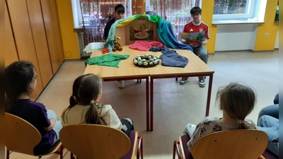 Gemeinsames Osterprojekt bringt Freude und Kreativität in den Schulalltag. (Bild: Sabine Graser)