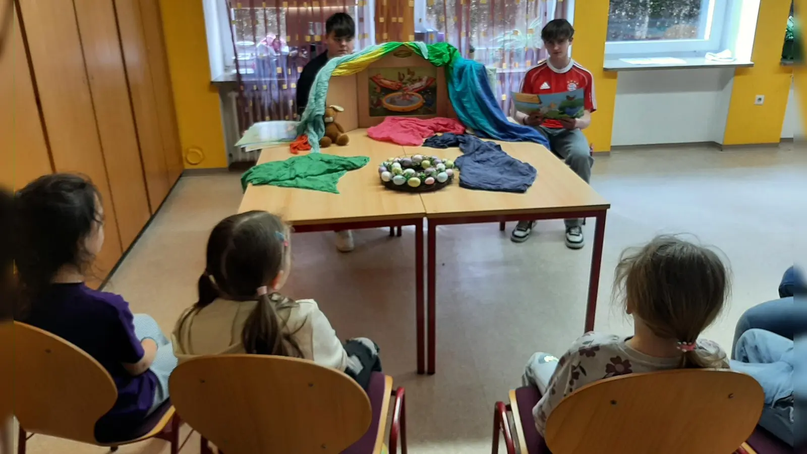 Gemeinsames Osterprojekt bringt Freude und Kreativität in den Schulalltag. (Bild: Sabine Graser)