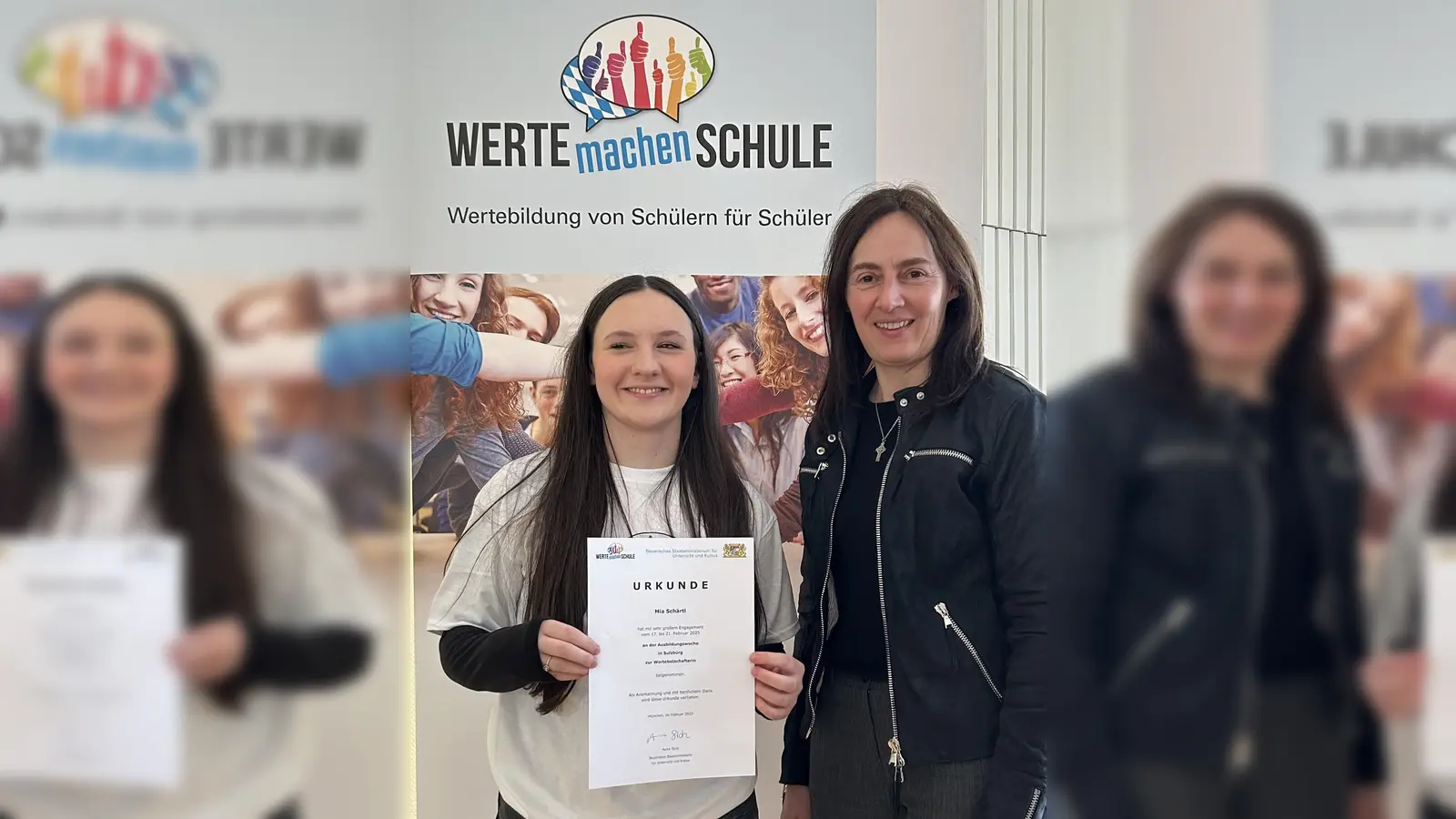 Mia Schärtl (links), die neue Wertebotschafterin an der Lobkowitz-Realschule, mit ihrer betreuenden Lehrkraft StRin Heidi Riedel (rechts). (Bild: Alessandra Enescu)