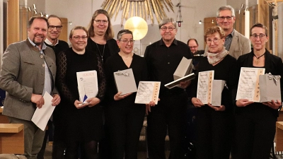 Feierlicher Moment beim Herbstkonzert des 1. Akkordeonorchesters Waldsassen. V.l.n.r. Landrat Hubert Schicker, Erster Bürgermeister Bernd Sommer, Ina Saloga, Karin Gründl, Simone Polata, Josef Polata, Vereinsvorstand Oskar Bindl, Christa Polata, Dirigentin Dr. Silke Polata. (Bild: Oskar Bindl)