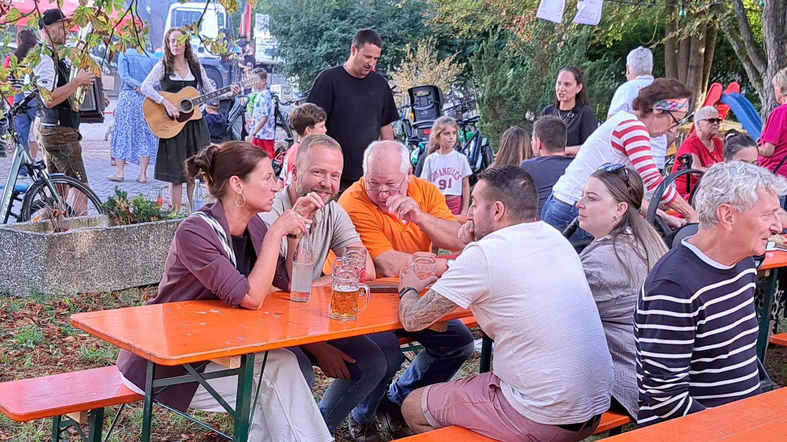 Besucher im Gespräch mit MdL Bernhard Heinisch (Bild: Franz Dorfner)