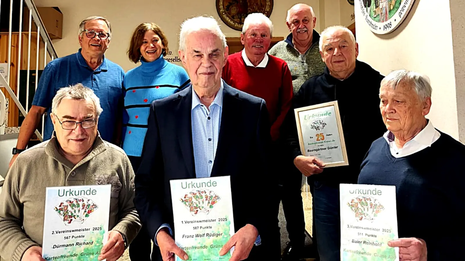 Zum Erinnerungsbild stellten sich die Vereinsmeister vorne von links Richard Dürrmann, Wolf Rüdiger Franz und Reinhold Baier. Dahinter stand rechts das geehrte Mitglied Günter Baumgärtner. In der hinteren Reihe zeigte sich die Vorstandschaft von links mit Ralf Musall, Vorsitzende Sabine Herrmann, ihren Stellvertreter Hans Forster und Günter Woppmann. (Bild: Reinhard Kreuzer)