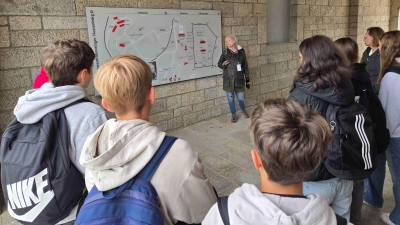Die Schülergruppe der 8. Klasse in der Gedenkstätte Flossenbürg (Bild: Philipp Lippert)