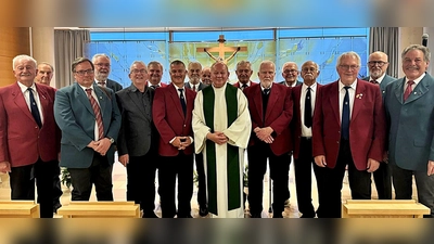 Der Männergesangverein MGV Pirk und die Lyra Luhe gestalteten unter der Leitung von Josef Frischholz den Gottesdienst in der Klinikkapelle mit der Waldlermesse. In der Mitte Pfarrer Hans Klier. (Bild: Dietmar Schaller)