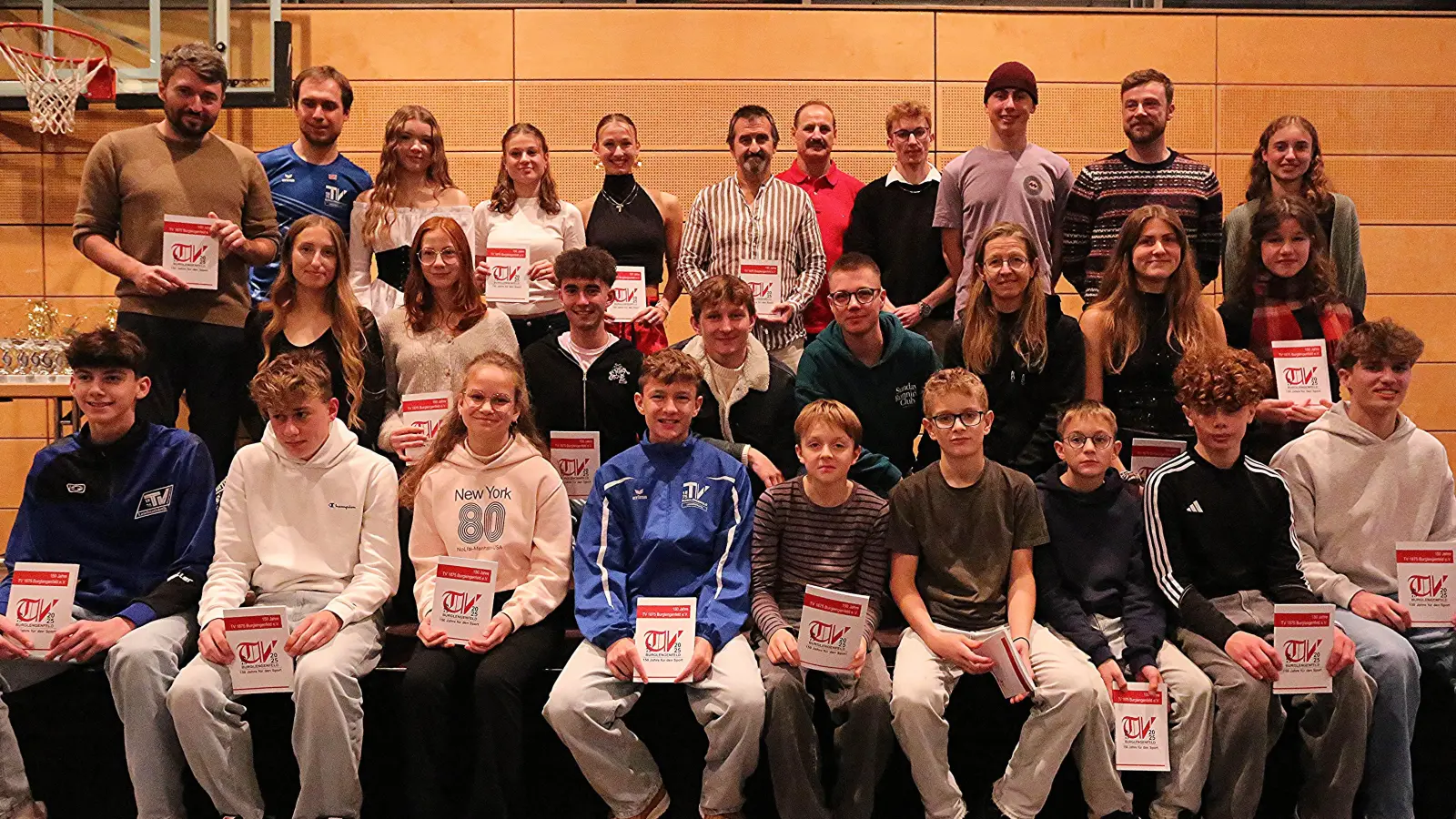 1. TV- Vorstand Bernd Mühldorf und Abteilungsleiter Kilian Marek (1. und 2. von links) ehrten 60 Sportler die 212 Podestplätze von den Oberpfalzmeisterschaften bis hin zu den Weltmeisterschaften erkämpften. (Bild: Franz Pretzl)