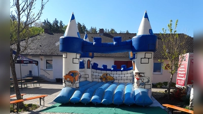 Hüpfburg auf dem Dorfplatz (Bild: Erwin Schmidbauer)