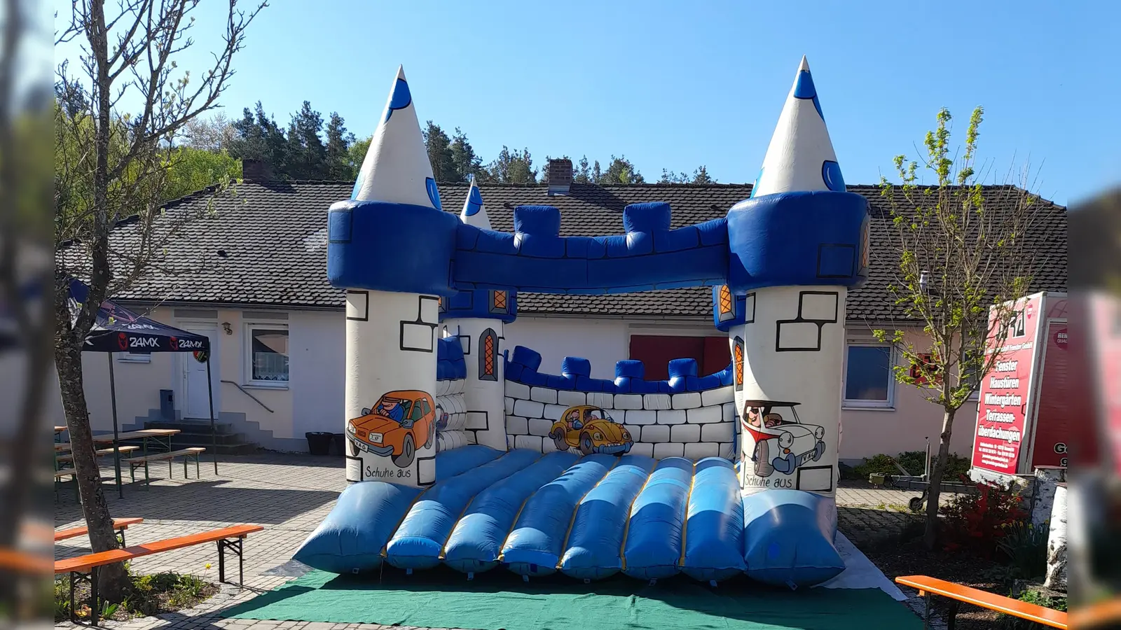 Hüpfburg auf dem Dorfplatz (Bild: Erwin Schmidbauer)