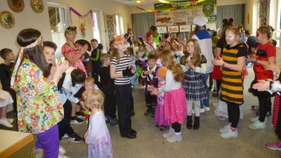 Hoch her ging es im Saal des Gemeinschaftshauses beim beliebten Kinderfasching. (Bild: bk)