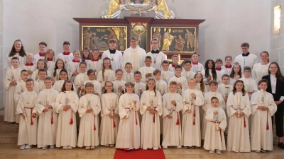 Gruppenfoto mit Pfarrer Oliver P. Pollinger, einigen Lehrkräften und den Erstkommunionkindern  (Bild: Angelika Kempf )