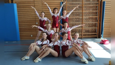 Die Turnerinnen der TG Tirschenreuth erreichten beim Bezirkspokal Kür in Cham Platz 2. (hinten vlnr: Carina Schulwitz, Lilia Ritter, Luisa Kraus, Mitte Magdalena Gradl, Anna Schneider, vorne vlnr Alina Zepner, Mira Wettinger, Eva Preisinger, Sophie Kraus) (Bild: Julia Ritter)