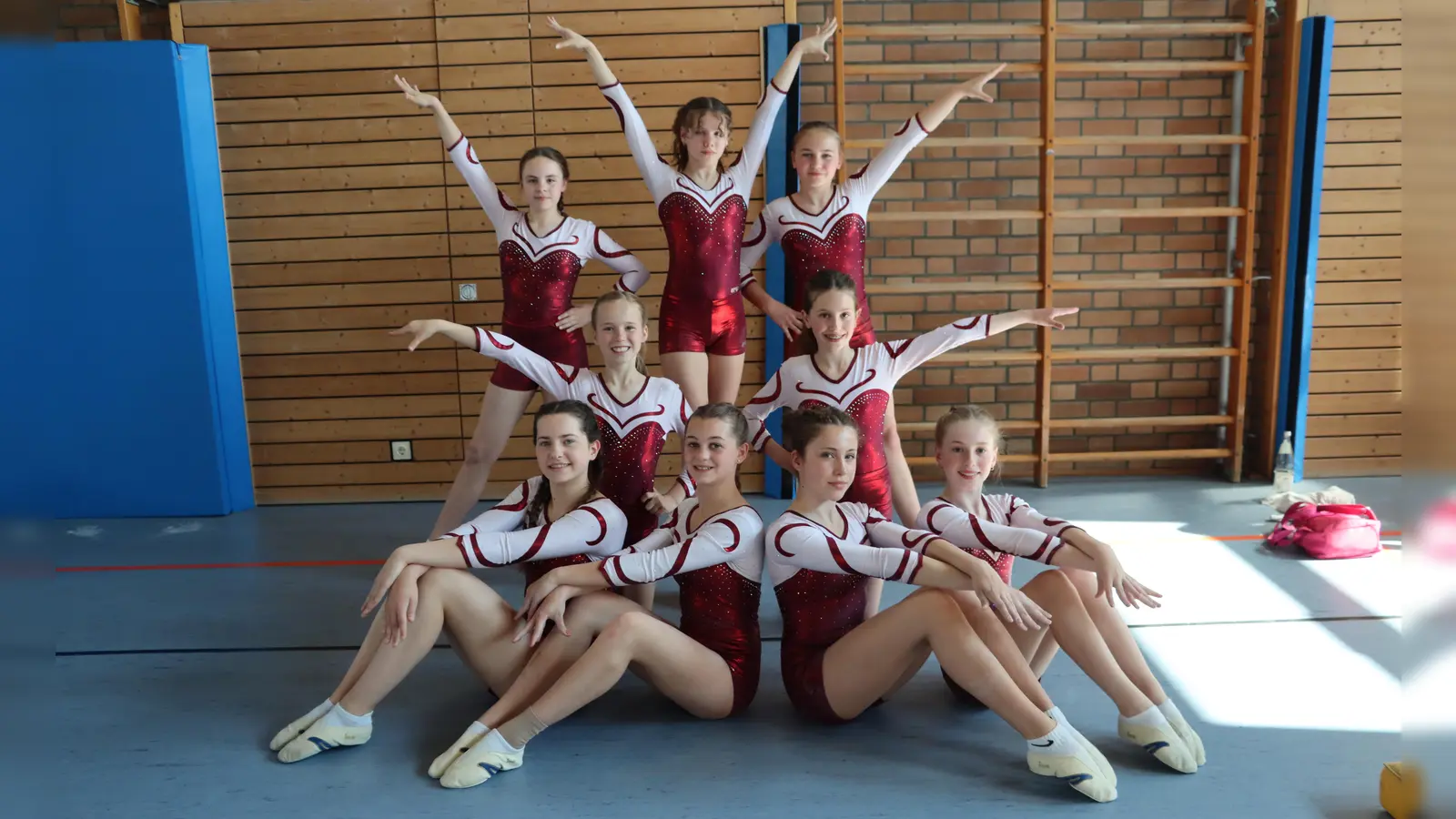 Die Turnerinnen der TG Tirschenreuth erreichten beim Bezirkspokal Kür in Cham Platz 2. (hinten vlnr: Carina Schulwitz, Lilia Ritter, Luisa Kraus, Mitte Magdalena Gradl, Anna Schneider, vorne vlnr Alina Zepner, Mira Wettinger, Eva Preisinger, Sophie Kraus) (Bild: Julia Ritter)