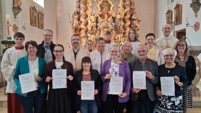 Von links unten: Angela Schmal, Marina Lohrer, Susanne Becher, Eva Schneeberger, Ulrich Wohlgemuth und Elisabeth Dietz. Obere Reihe von links: Bastian Fuchs Oberministrant, Martin Heinrich, Michael Bock, Samara Müller, Agnes Bauer PGR-Sprecherin, Pia Schuchardt, Rita Schneeberger, Milena Saller, Michaela Hummer, Pfarrer Herbert Rösl und Rosemarie Winklmann (Bild: Herbert Rösl)