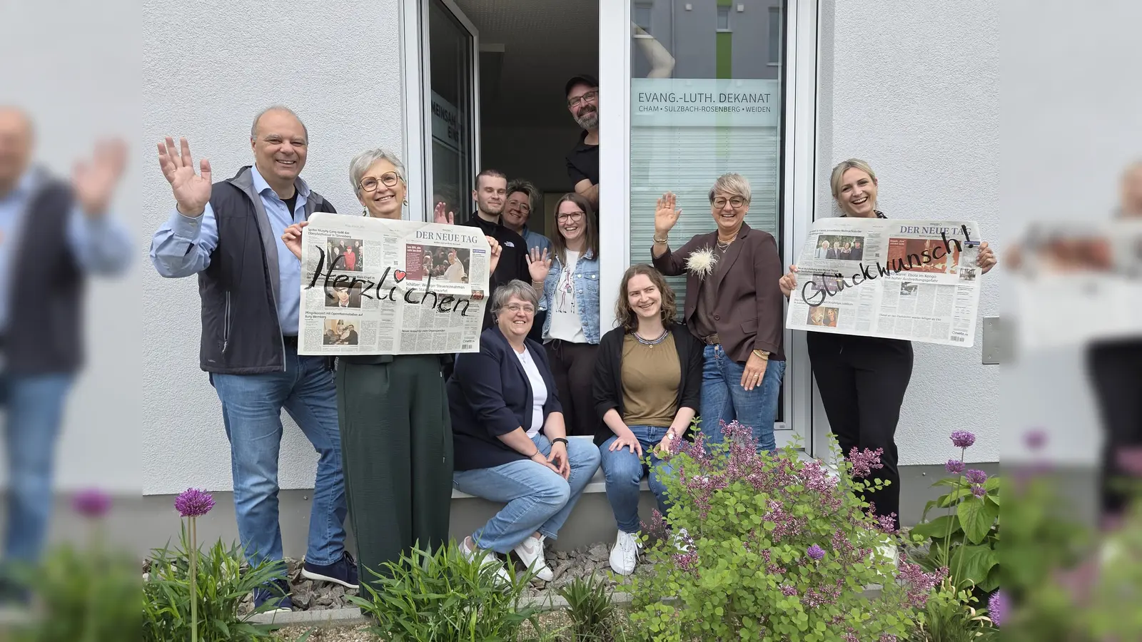 Leserbild: Herzliche Glückwünsche aus dem evangelischen Dekanatsbüro und der evangelischen Verwaltungsstelle! Ein großes DANKESCHÖN für viele Jahre engagierte journalistische Arbeit und den Mut, immer wieder neue Wege zu gehen!  (Bild: Susanne Götte )