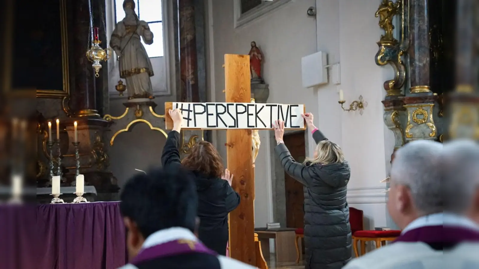 ...die Kreuzwegstationen griffen aktuelle Themen auf. (Bild: Martin Uschold)