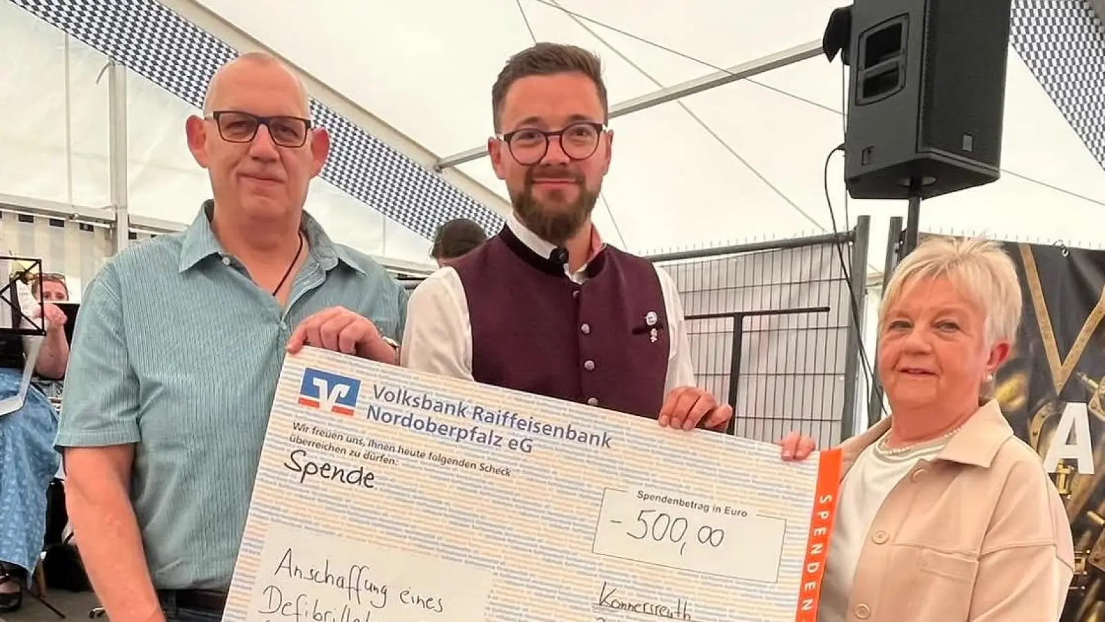 Die KAB Konnersreuth übergab persönlich am 120-jährigen Gründungsjubiläum eine Spende in Höhe von 500 Euro an. (Bild: Renate Neumann)