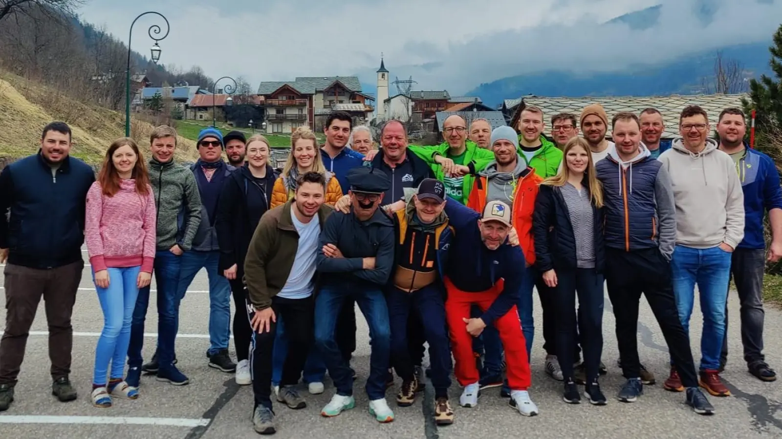 Strahlende Gesichter gab es nach einer Woche im französischem Skigebiet Les Arcs und so einen gelungenen Abschluss der Skiclub-Wintersaison  (Bild: Markus Hiltel )