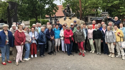 Die Reisegruppe auf dem Hexentanzplatz vor dem Denkmal des Teufels (Bild: Gudrun Sirtl)