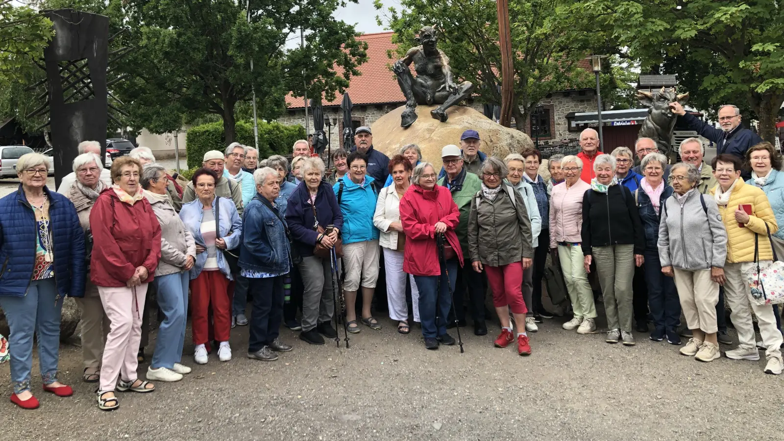 Die Reisegruppe auf dem Hexentanzplatz vor dem Denkmal des Teufels (Bild: Gudrun Sirtl)
