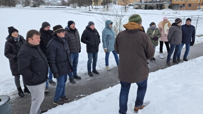 Die Gruppe bekommt Infos über die Entwicklung der Seepromenade in Kemnath. (Bild: Philipp Lippert)