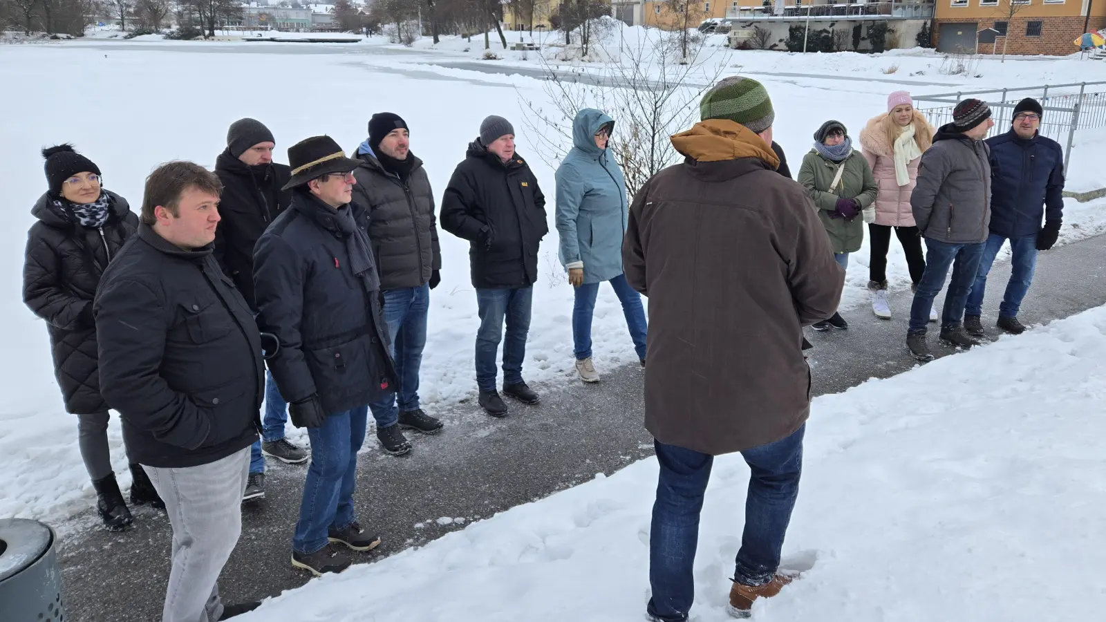 Die Gruppe bekommt Infos über die Entwicklung der Seepromenade in Kemnath. (Bild: Philipp Lippert)