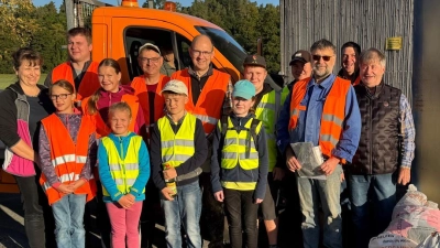 Mitglieder der Kolpingsfamilie Erbendorf rund um 1. Vorsitzenden Wenz Brenner (dritter von rechts) halfen bei der Altkleidersammlung tatkräftig zusammen. (Bild: Sabine Kastner)