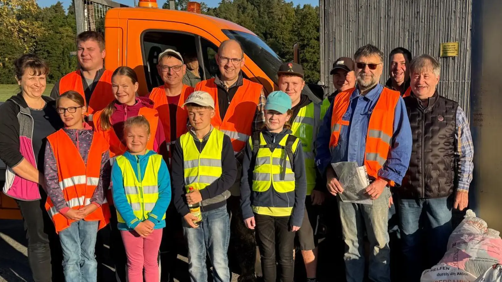Mitglieder der Kolpingsfamilie Erbendorf rund um 1. Vorsitzenden Wenz Brenner (dritter von rechts) halfen bei der Altkleidersammlung tatkräftig zusammen. (Bild: Sabine Kastner)