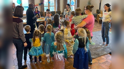 Voll Freude waren die Kleinen im Pfarrheim und sangen, tanzten und beteten mit dem Pfarrer (Bild: Corinna  Kellner)