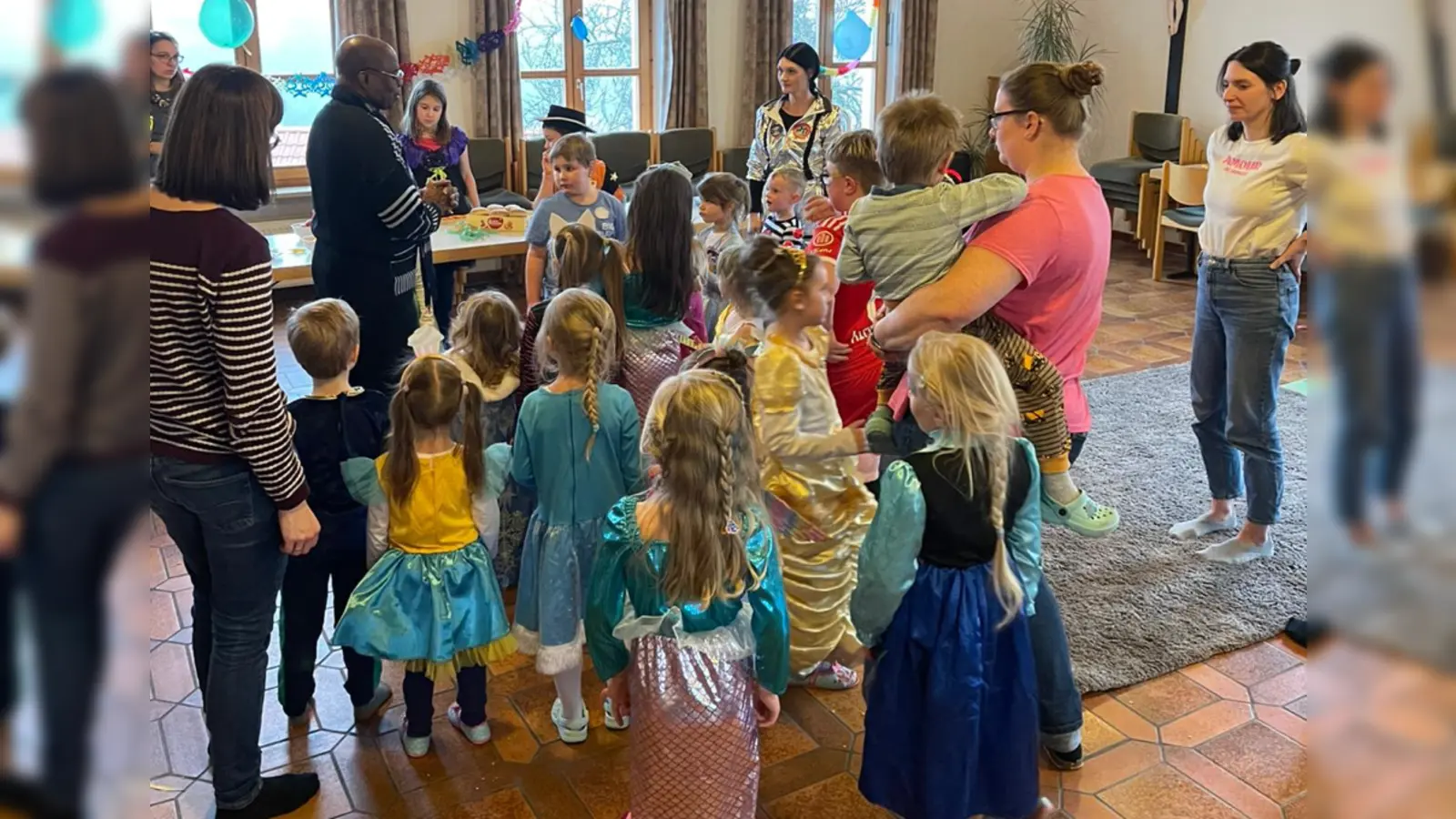 Voll Freude waren die Kleinen im Pfarrheim und sangen, tanzten und beteten mit dem Pfarrer (Bild: Corinna  Kellner)