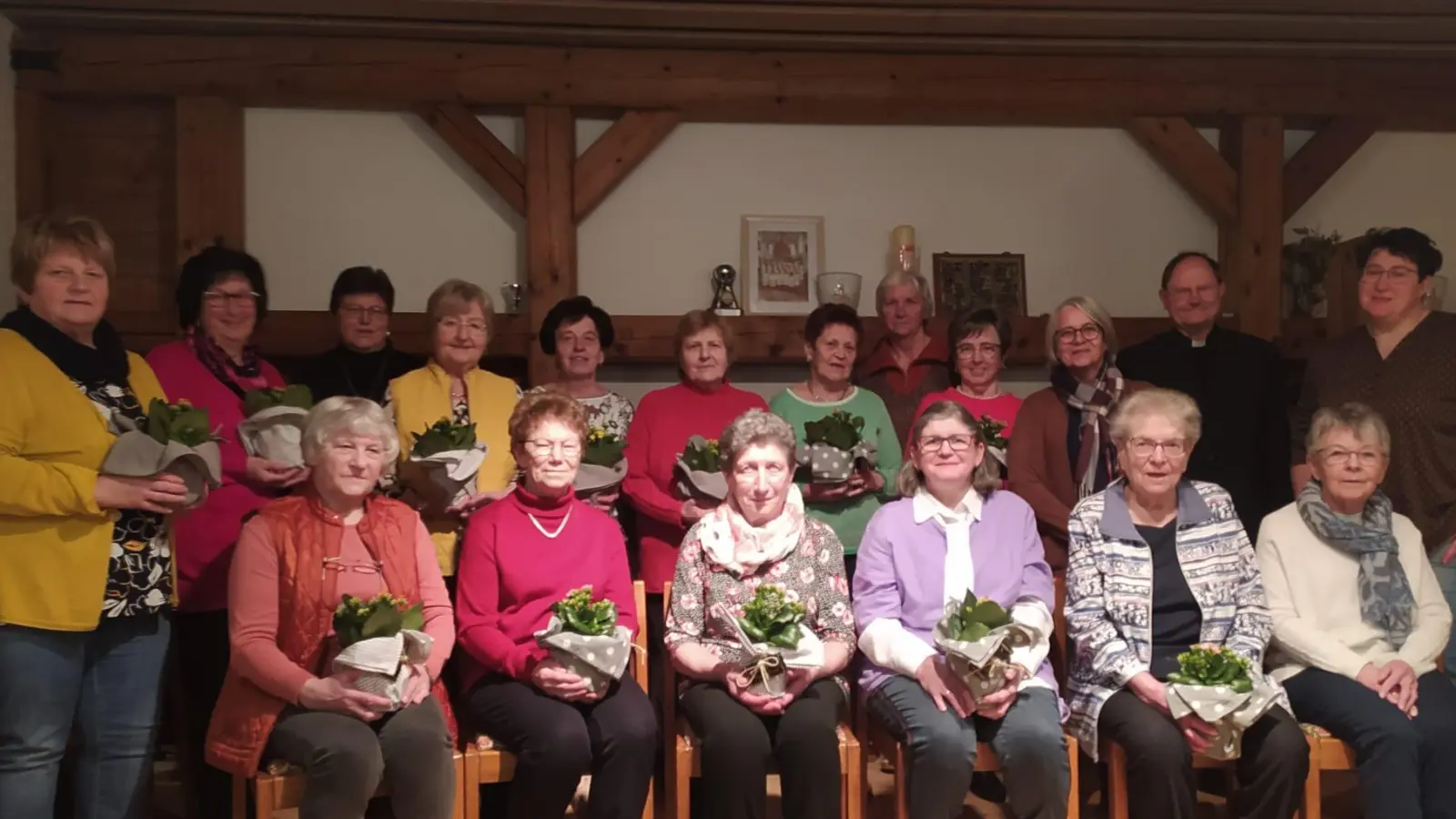 Stellvertretende Bezirksvorsitzende Rita König, Renate Zaloga, Andrea Zeitler und Pfarrer Heribert Stretz übernahmen die Ehrung von 32 Vereinsmitgliedern des Katholischen Frauenbunds Kastl. (Bild: Katholischer Frauenbund Kastl/exb)