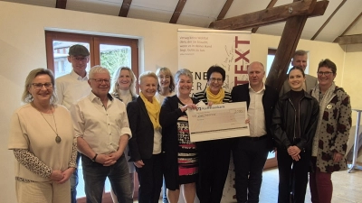 2000 Euro spendeten die vielen Besucher für FLIKA (v. links): Monika Epp (AK Heimat und Kultur), Tom Seidel, Bebbo Schuller, Siglinde Luber, Sonja Seidel (Go(o)d Friends), Ingrid Müller (AK Heimat und Kultur), Margit Meier, Vorsitzende des Vereins FLIKA, Erster Bürgermeister Marcus Eichenüller, Balletttänzerin Marlene Götz, Wolfgang Göldner und Bettina Bäumler (Bonsai). (Bild: Markus Nagler)