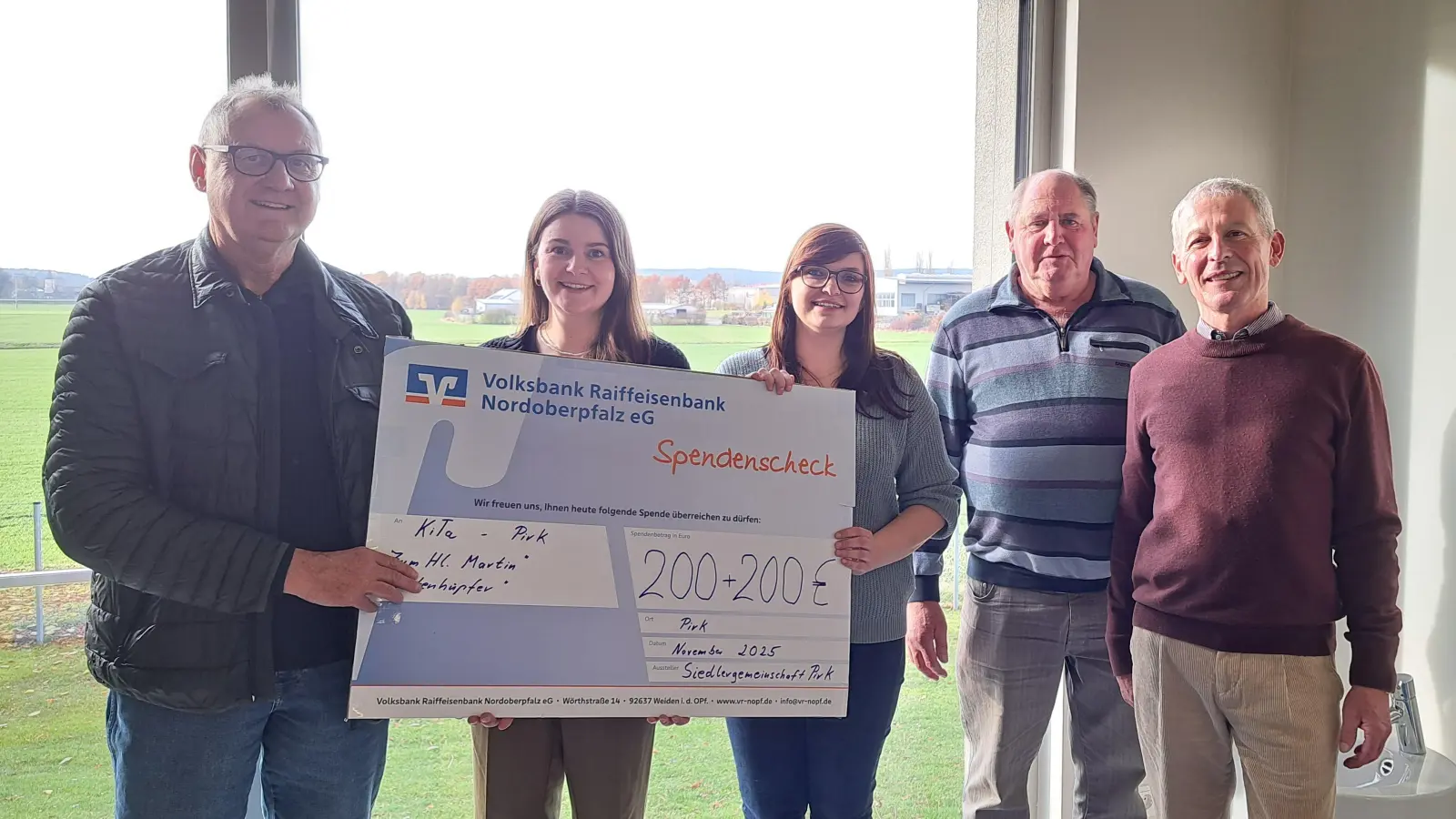 Überreichung der Spenden an die Einrichtungsleitungen Katharina Fellner und Stefanie Reil durch die Vorstandschaft. (Bild: Andreas Geiger)