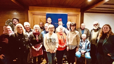 Die geehrten Verdi-Mitglieder bei der Feierstunde des Ortsvereins Sulzbach-Rosenberg mit Gewerkschaftssekretärin Nicole Rufin (links), Verdi-Ortsvereinsvorsitzendem Stefan Dietl (Zweiter von links) und Gewerkschaftssekretärin Kathrin Birner (Bild: Andreas Royer)